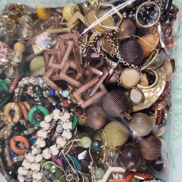 4lb Mystery Craft Broken Jewelry Loose Beads Lot PRICE FIRM - CANNOT BE BUNDLED - Picture 3 of 8